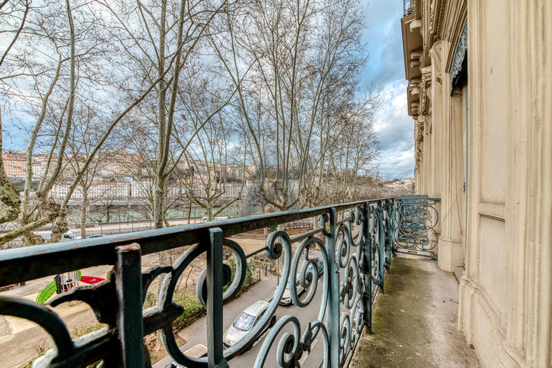 Appartement - 240 m² - 8 pièces