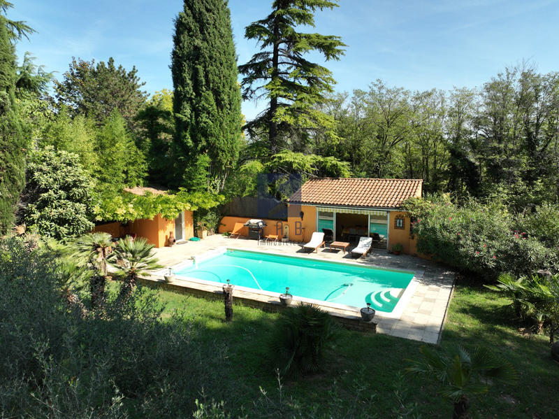 Propriété - 145 m² - 6 pièces