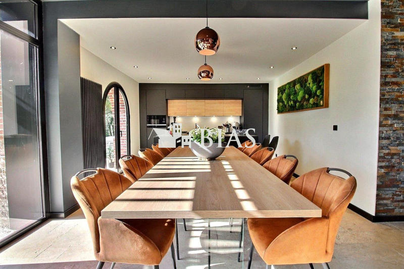 Maison - 272 m² - 7 pièces