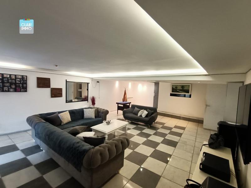 Maison - 260 m² - 9 pièces