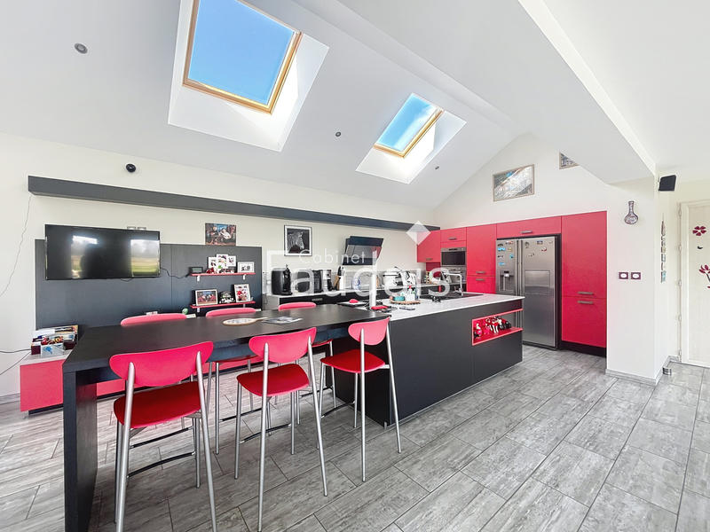 Maison - 246 m² - 8 pièces