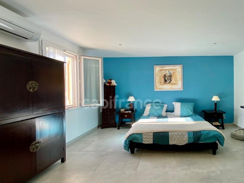 Propriété - 240 m² - 10 pièces