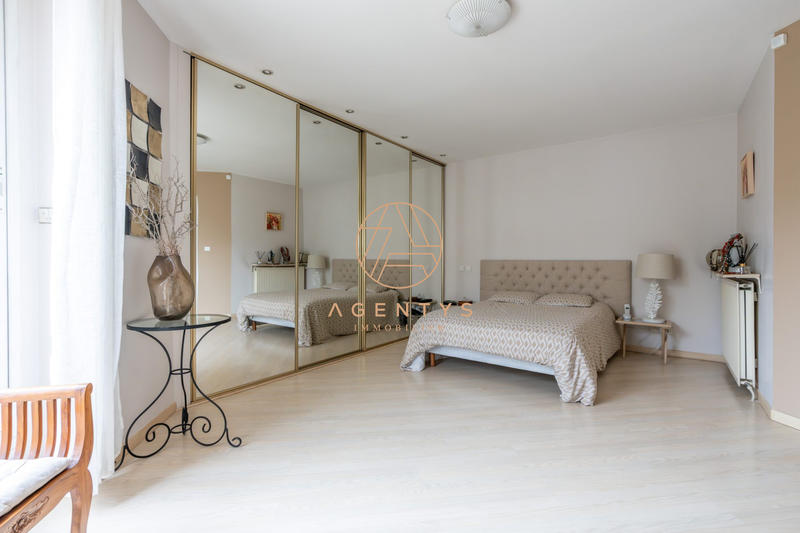 Maison - 205 m² - 8 pièces