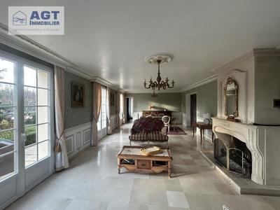 Maison - 183 m² - 9 pièces