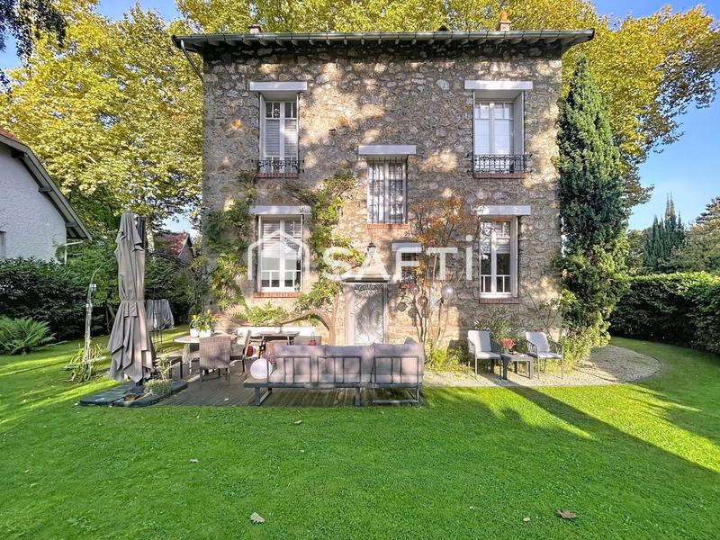 Maison - 220 m² - 6 pièces