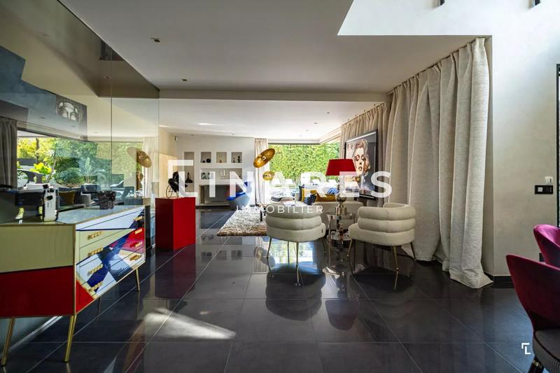 Villa - 252 m² - 6 pièces