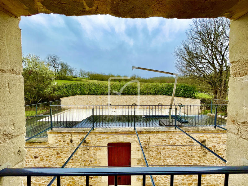 Maison - 435 m² - 9 pièces