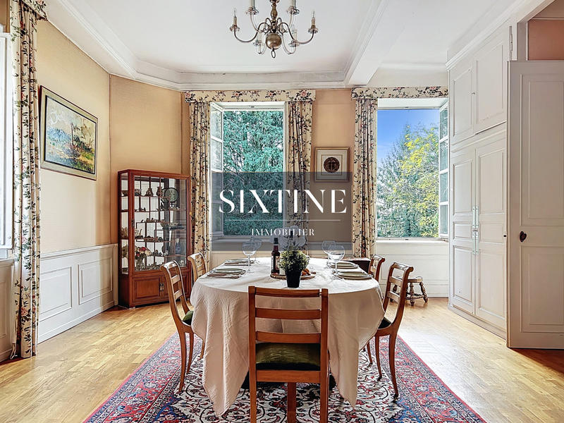 Maison - 312 m² - 9 pièces