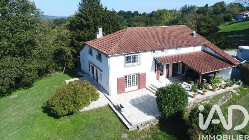 Maison - 221 m² - 8 pièces