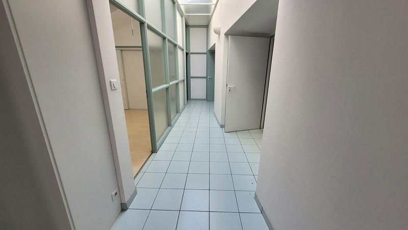 Local d'activité / Entrepôt - 234 m²