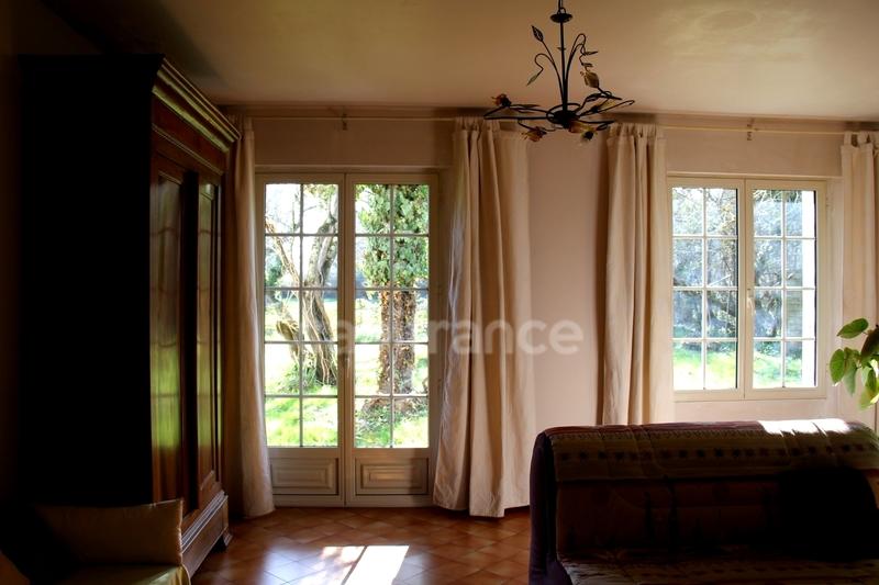 Propriété - 205 m² - 6 pièces