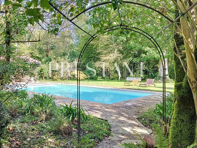 Maison - 415 m² - 10 pièces