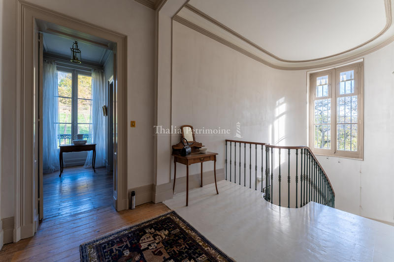 Propriété - 250 m² - 8 pièces