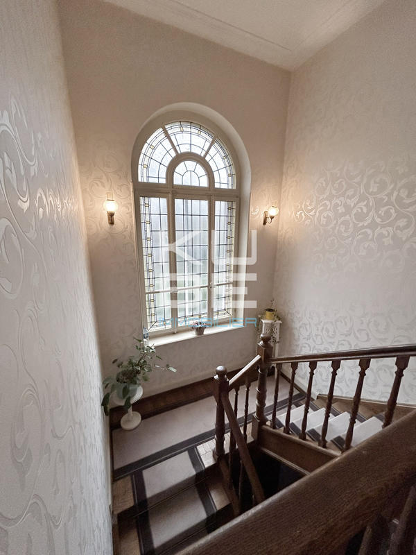 Maison - 280 m² - 12 pièces