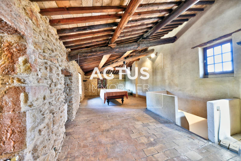 Maison - 220 m² - 7 pièces