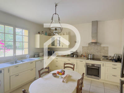 Demeure - 280 m² - 13 pièces