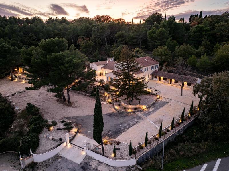 Maison - 408 m² - 5 pièces