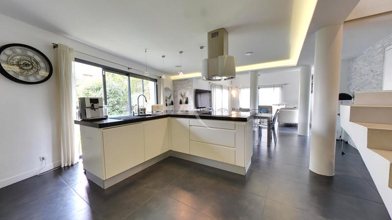 Maison - 212 m² - 8 pièces