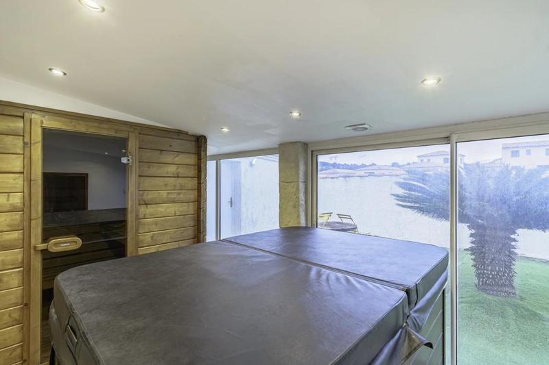 Maison - 340 m² - 11 pièces