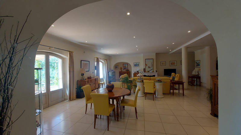 Villa - 285 m² - 6 pièces