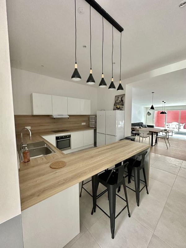 Maison - 205 m² - 9 pièces