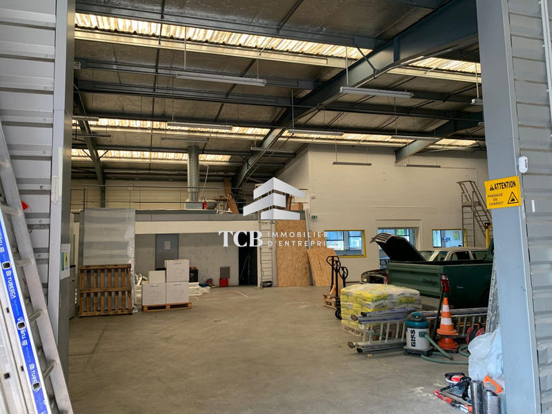 Local d'activités - 1 556 m²