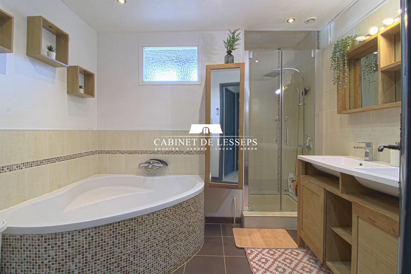 Maison - 238 m² - 7 pièces