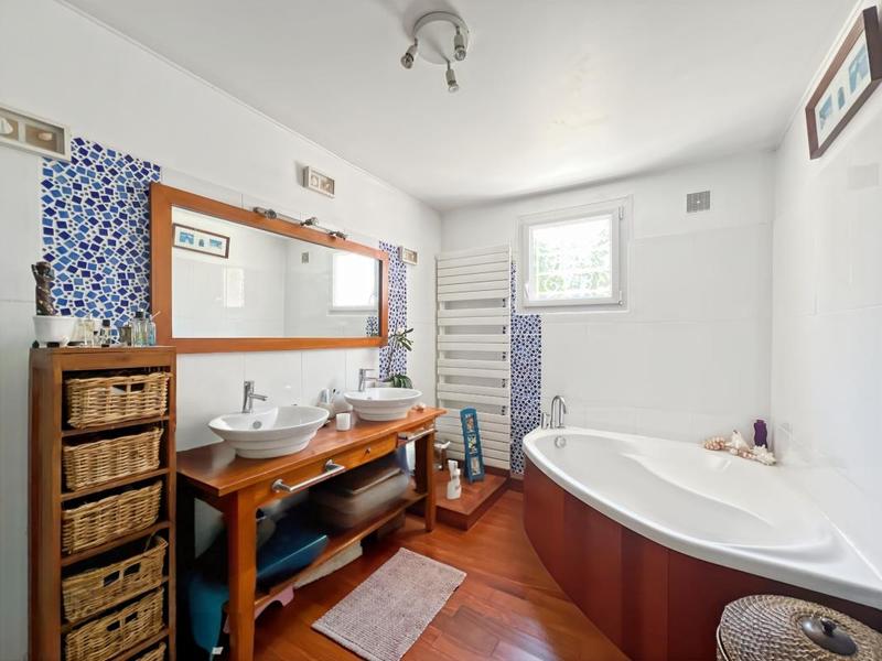 Maison - 235 m² - 6 pièces