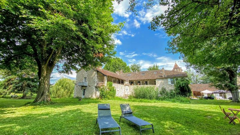 Château - 943 m² - 24 pièces