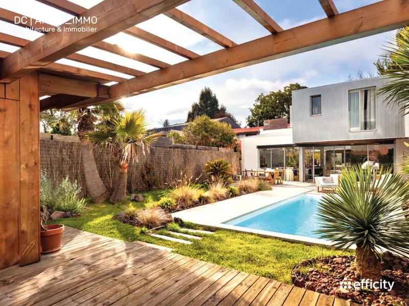 Maison - 223 m² - 7 pièces