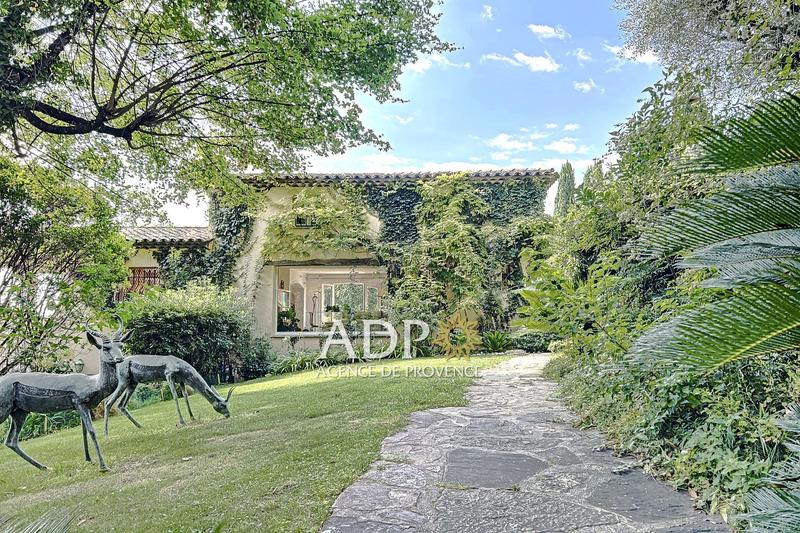 Propriété - 300 m² - 8 pièces