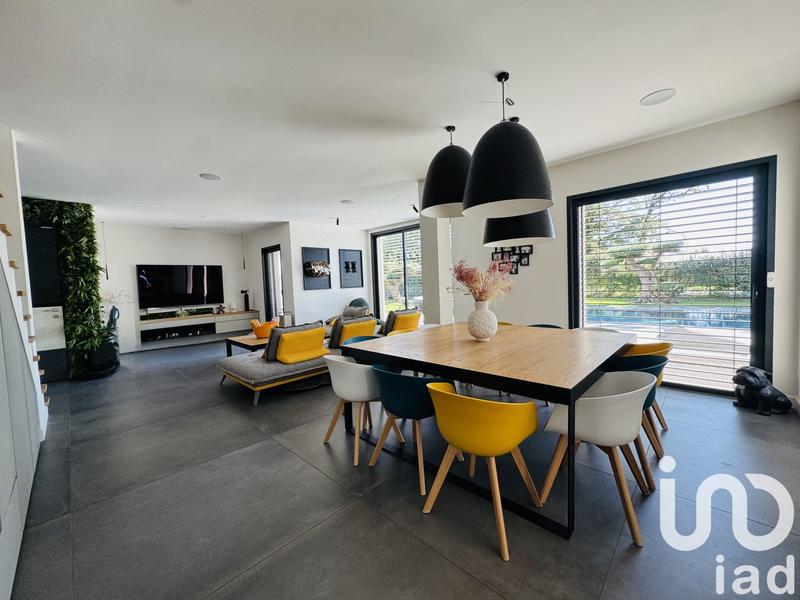 Maison - 240 m² - 8 pièces