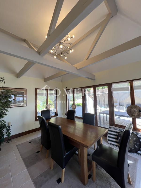 Maison - 213 m² - 9 pièces