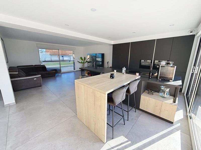 Maison - 255 m² - 7 pièces