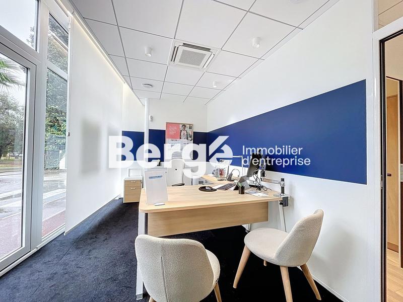 Local commercial - 180 m² - 16 pièces