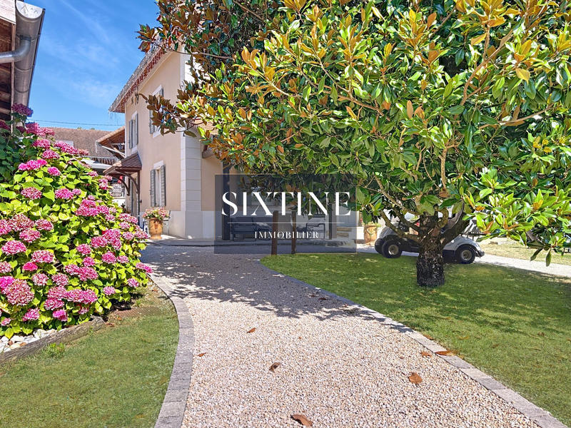 Maison - 3 008 m² - 45 pièces