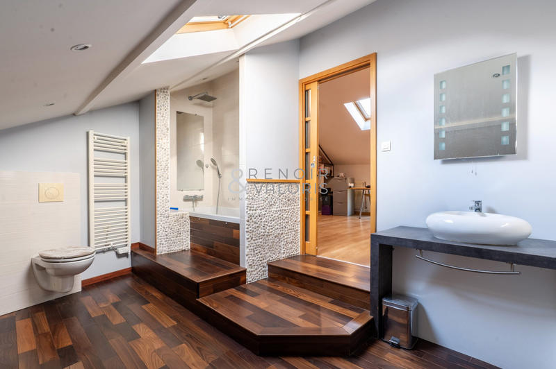 Maison - 270 m² - 10 pièces