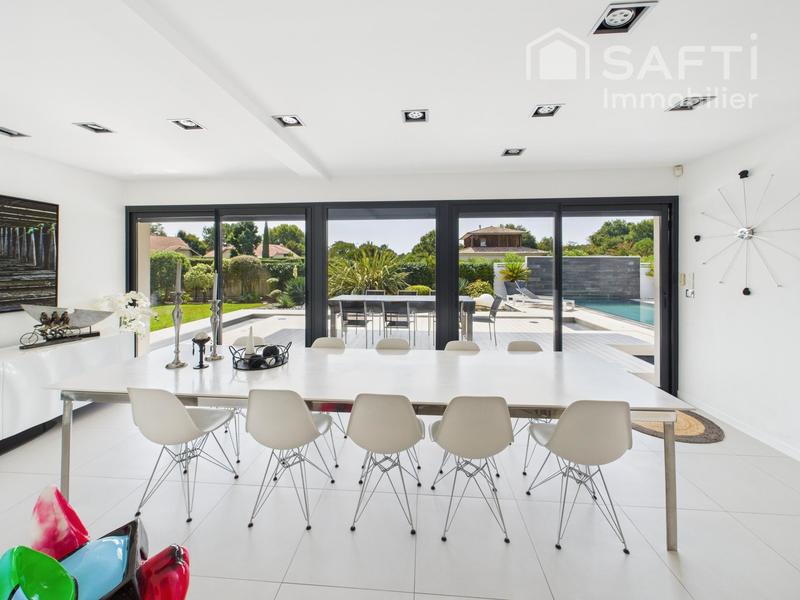 Maison - 390 m² - 9 pièces