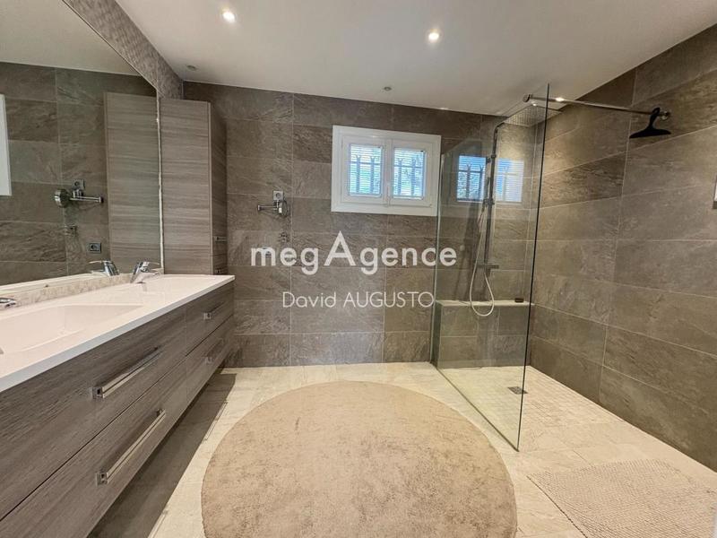 Maison - 248 m² - 8 pièces