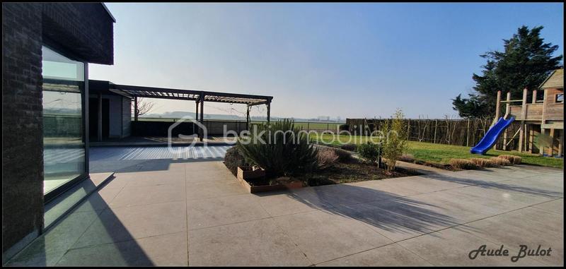 Maison - 240 m² - 8 pièces