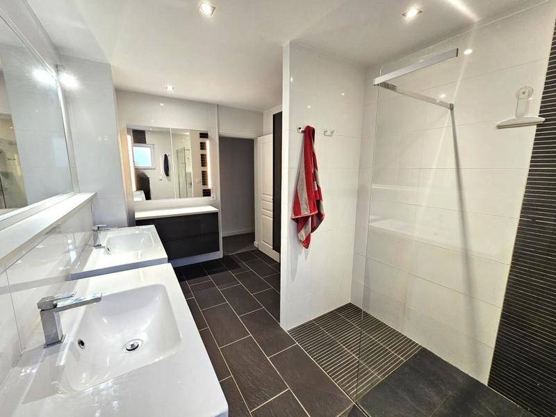 Maison - 180 m² - 10 pièces