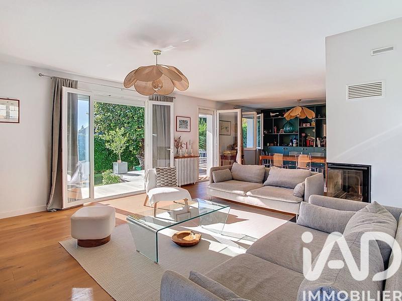 Maison - 230 m² - 8 pièces