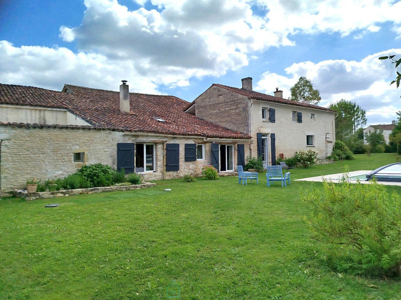 Maison - 284 m² - 10 pièces