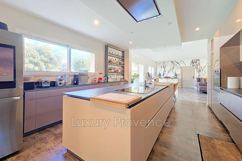 Propriété - 360 m² - 10 pièces