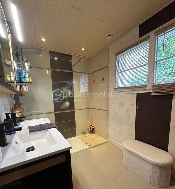 Maison - 239 m² - 8 pièces