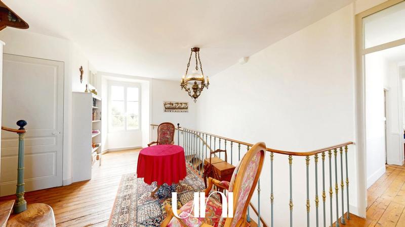 Maison - 330 m² - 10 pièces