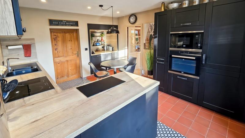 Maison - 245 m² - 7 pièces