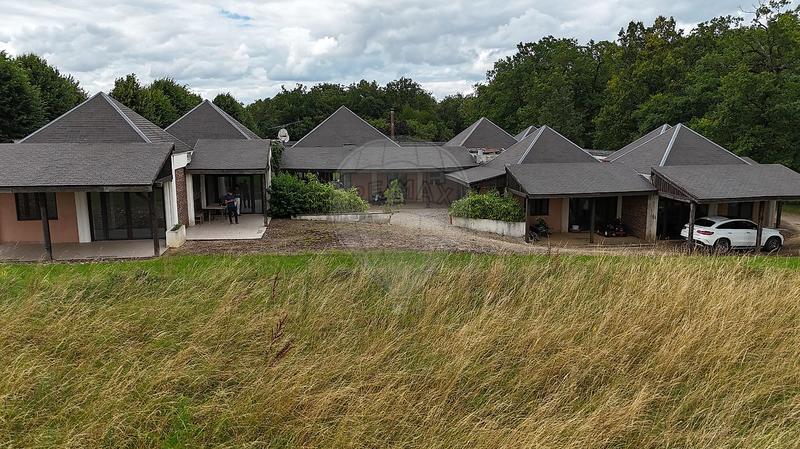 Propriété - 660 m² - 15 pièces