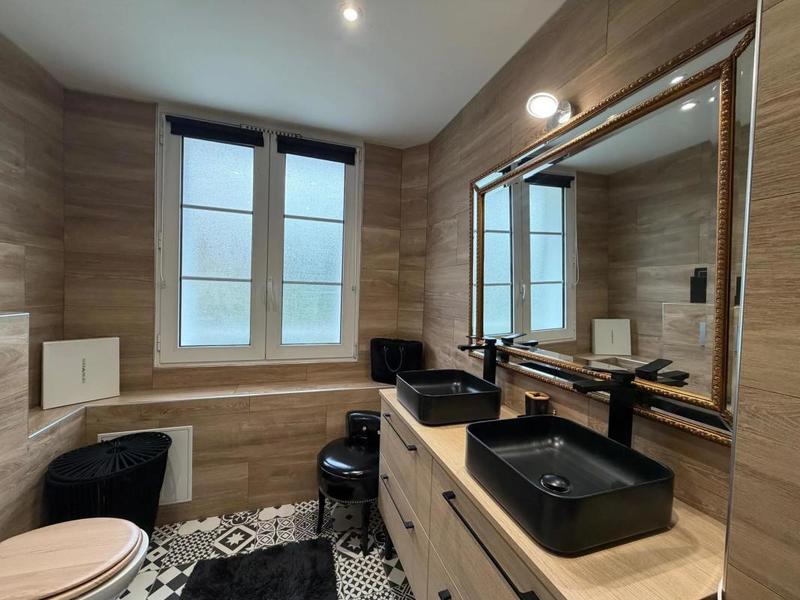 Maison - 230 m² - 8 pièces