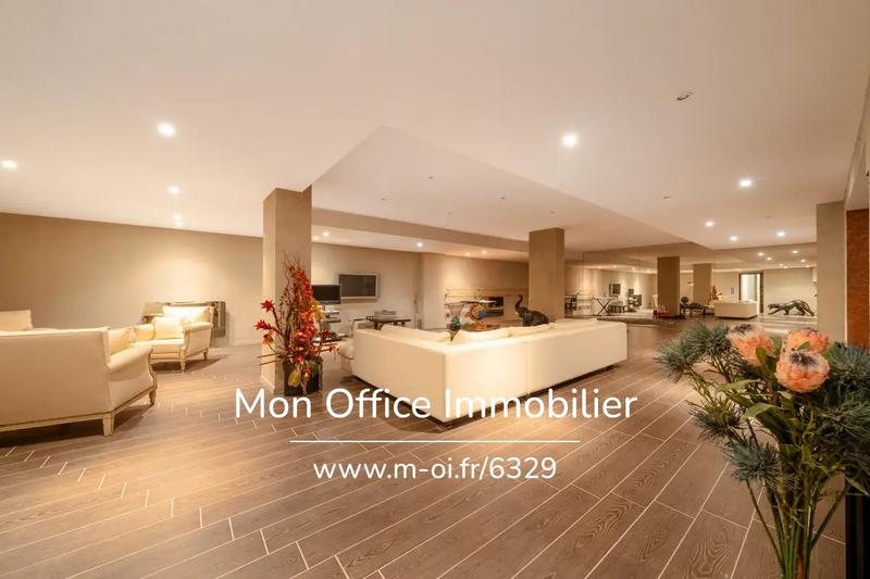 Propriété - 980 m² - 10 pièces